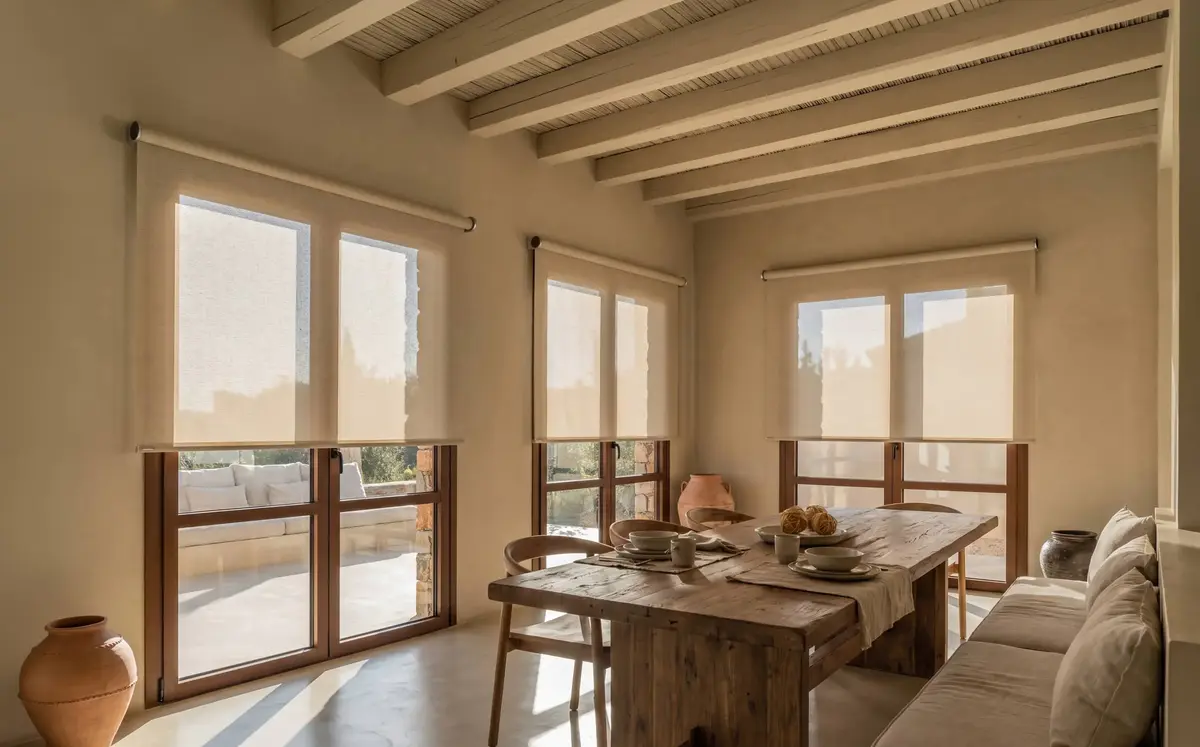 Sala da pranzo rustica con tende a rullo beige