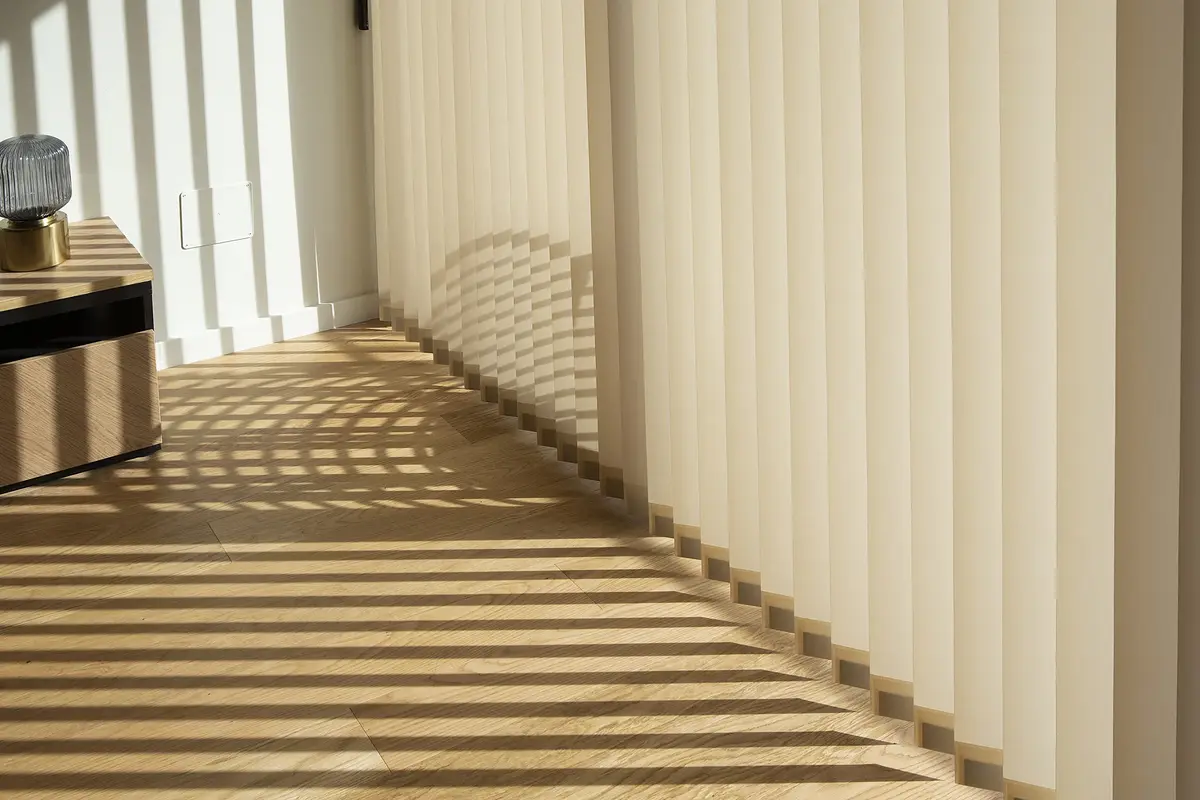 Luce che passa tra le lamelle sul pavimento in legno