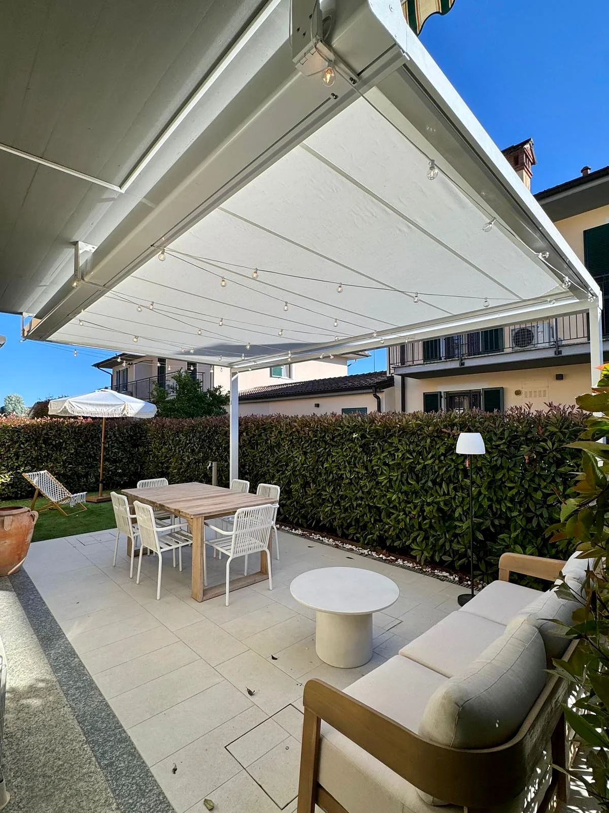Zona pranzo e salotto sotto la pergola