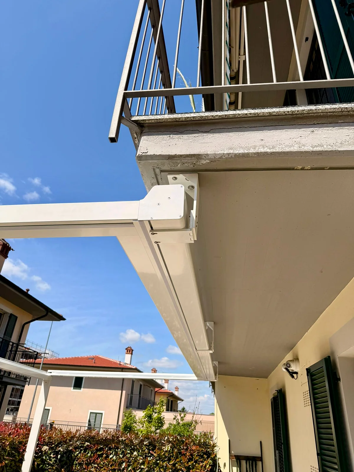 Cassonetto agganciato sotto il balcone con staffe orientabili