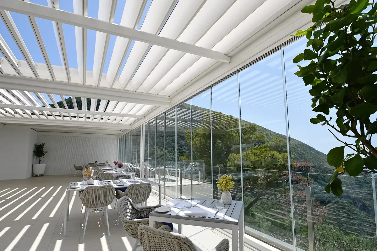 Terrazza con vetrate sotto pergola bioclimatica