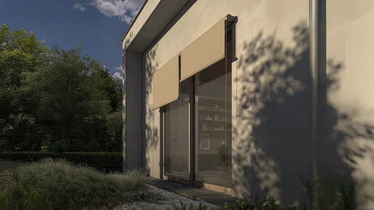 Facciata moderna con tende a caduta beige