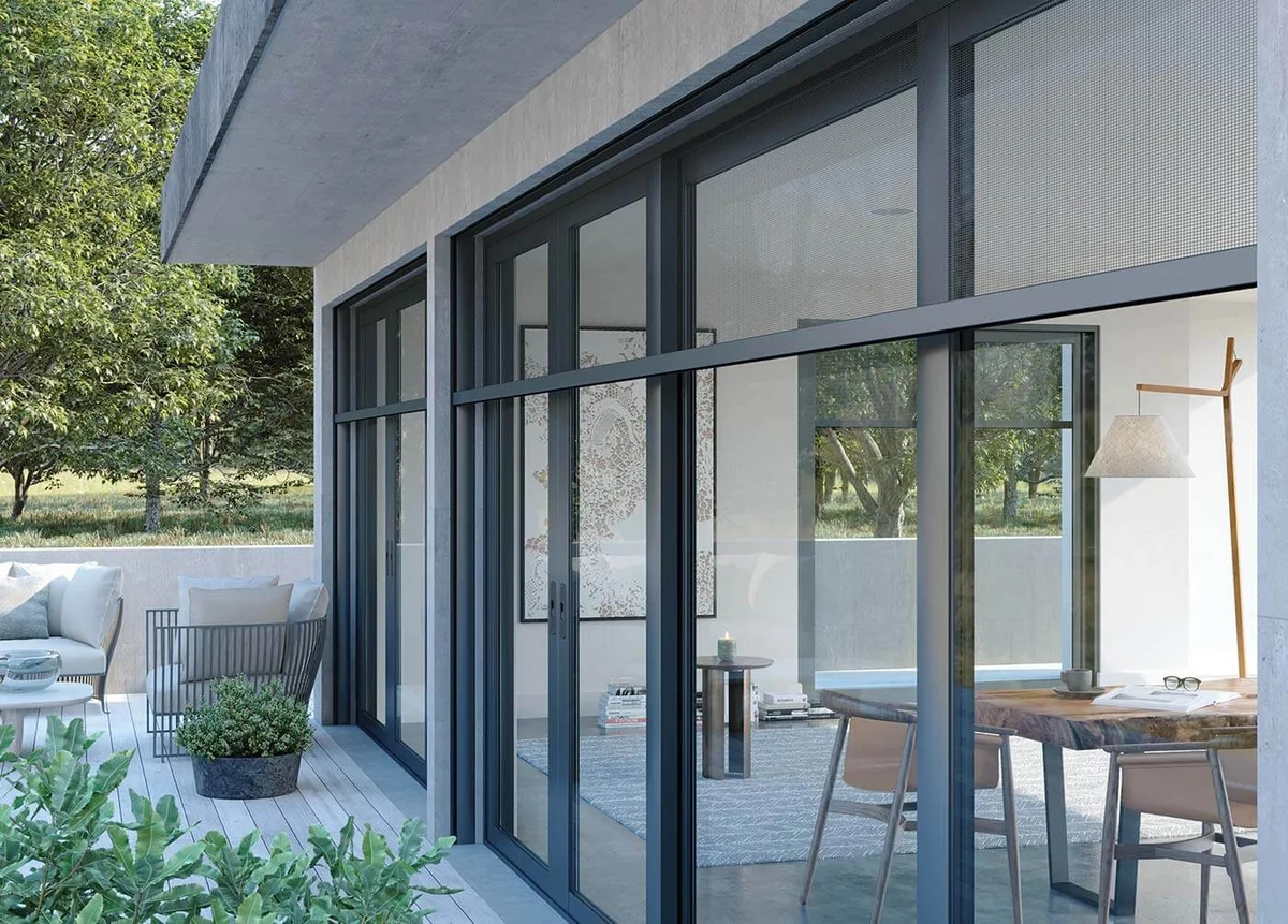 Terrazza con grandi vetrate e zanzariere a molla